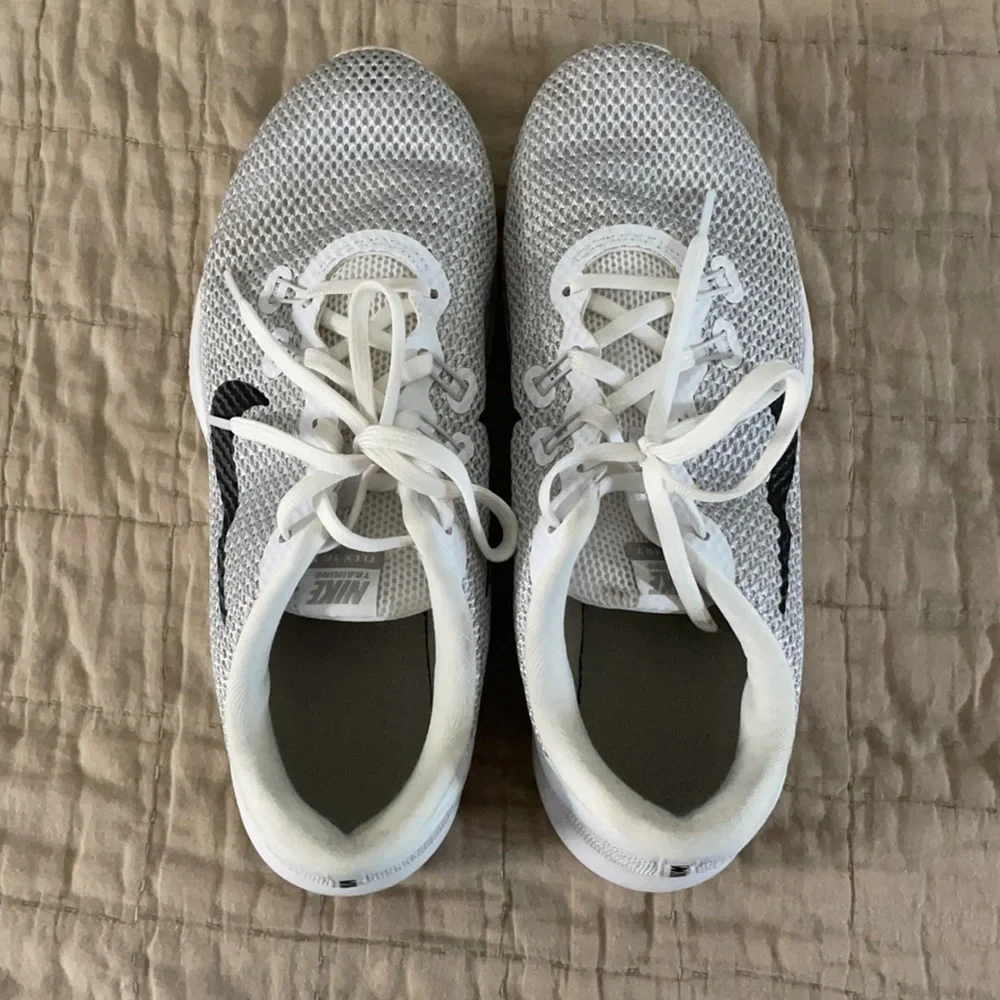 Women’s Nike’s - Picture 2 of 5
